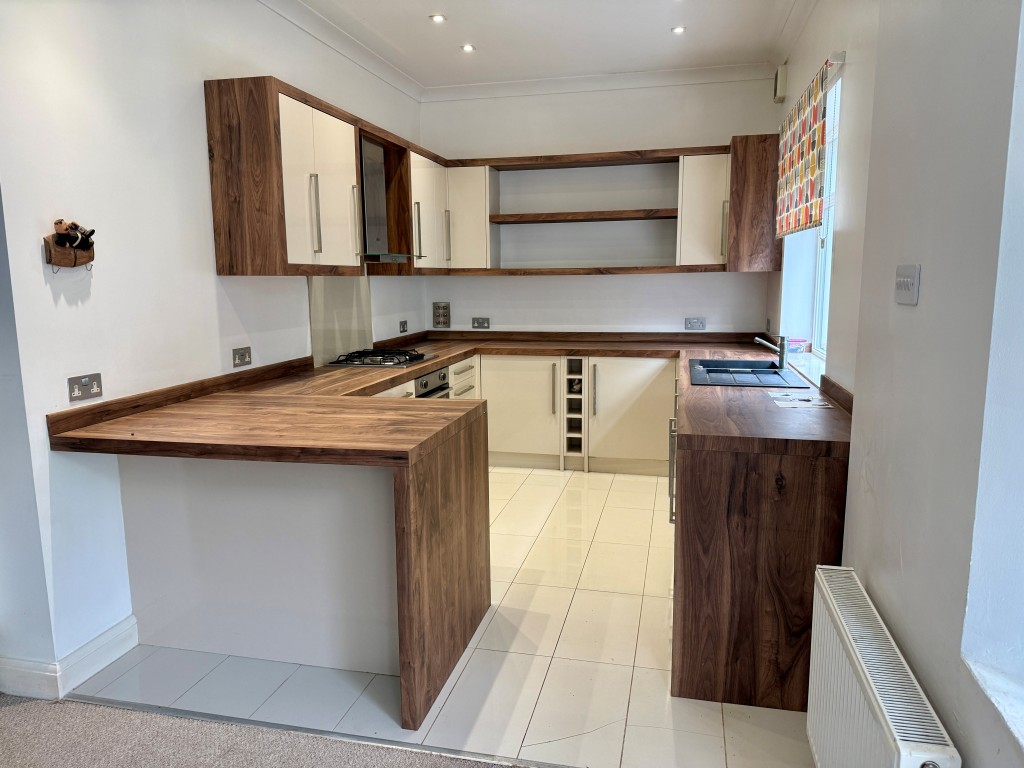 Lot: 1 - WELL PRESENTED TWO-BEDROOM FLAT WITH GARDEN AND PARKING - Kitchen